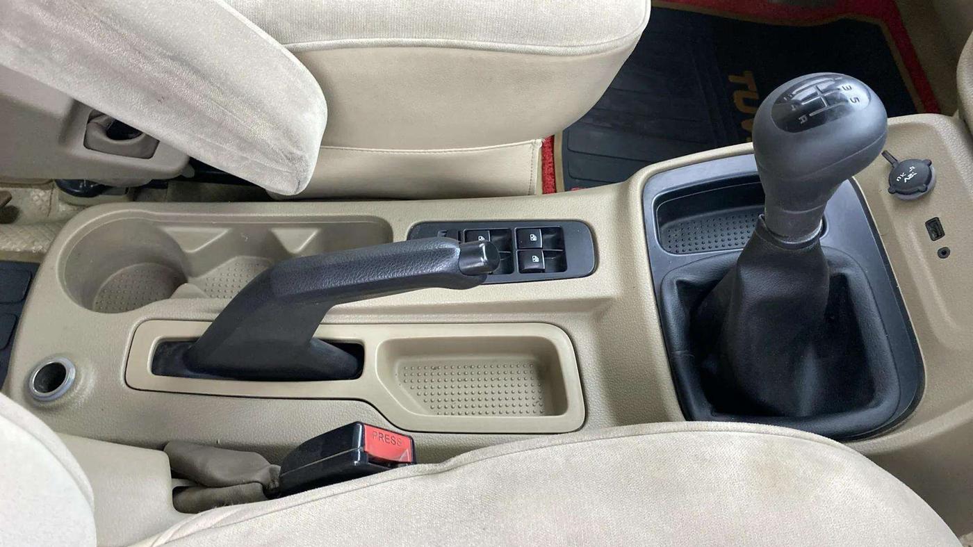 2017 Mahindra TUV300 T6 PLUS, Diesel, Manual, 89,081 km, Gear Lever