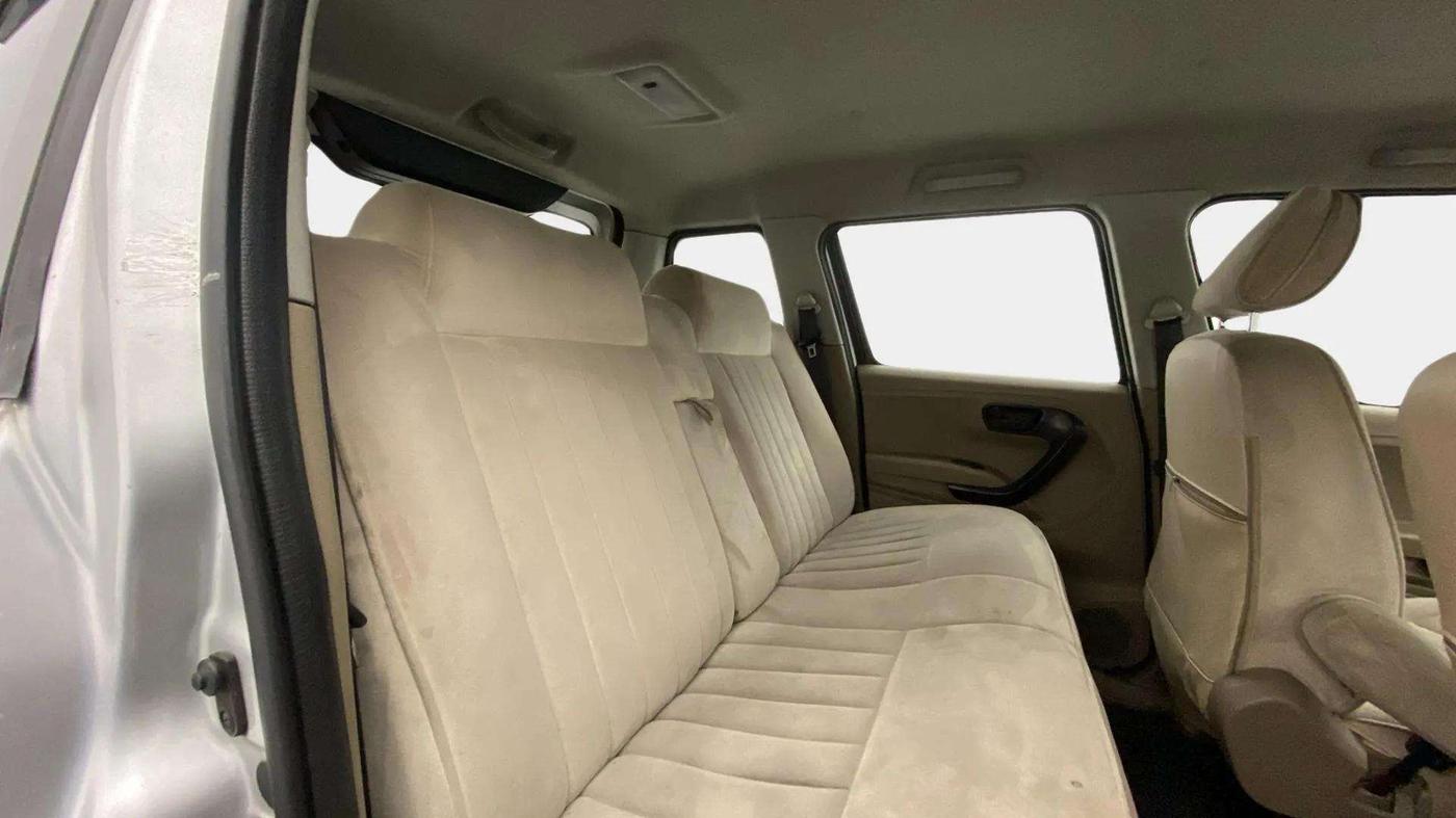 2017 Mahindra TUV300 T6 PLUS, Diesel, Manual, 89,081 km, Right Side Rear Door Cabin