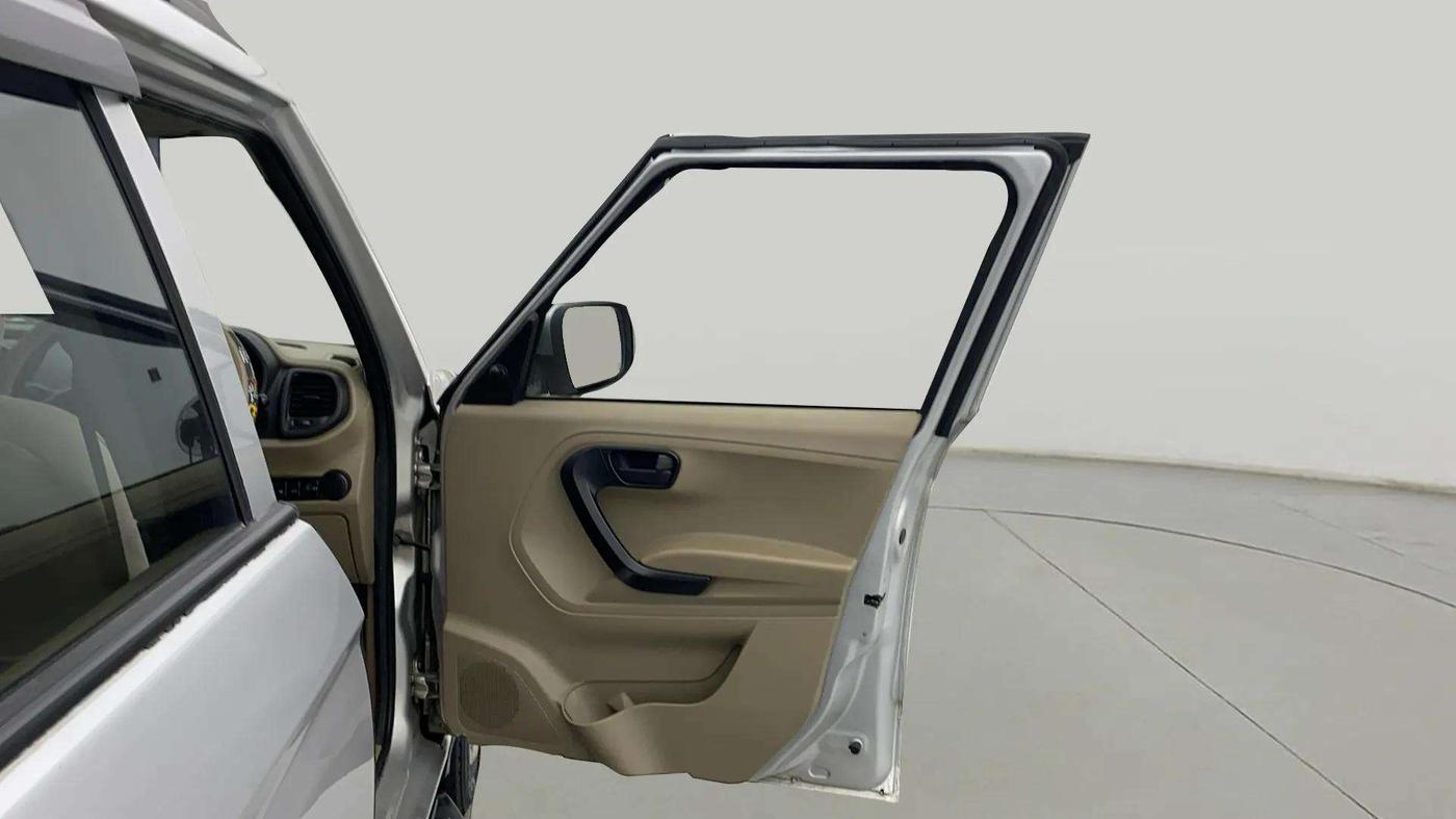 2017 Mahindra TUV300 T6 PLUS, Diesel, Manual, 89,081 km, RHS Front Door