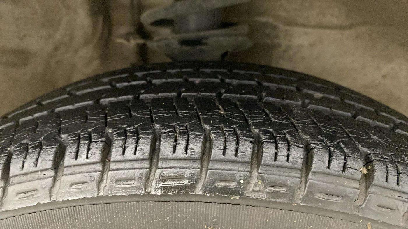 2018 Maruti Alto K10 LXI CNG (AIRBAG), CNG, Manual, 26,154 km, Right Front Tyre Tread
