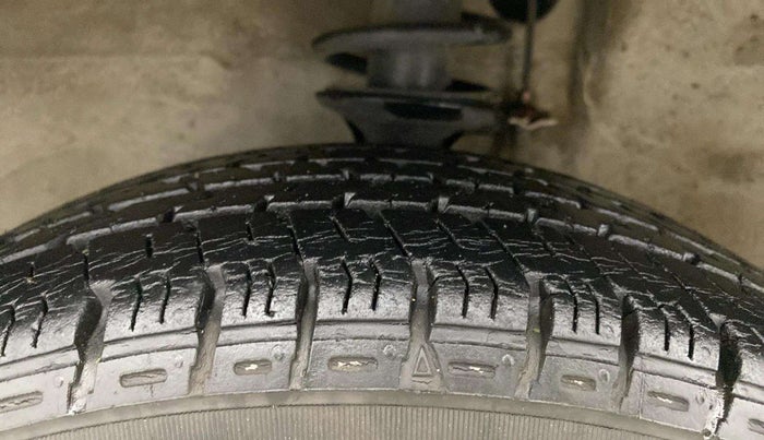 2018 Maruti Alto K10 LXI CNG (AIRBAG), CNG, Manual, 26,081 km, Left Front Tyre Tread