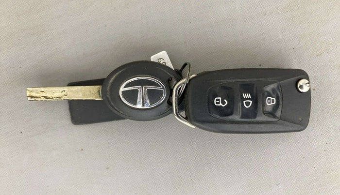 2019 Tata NEXON XM PETROL, Petrol, Manual, 35,821 km, Key Close Up