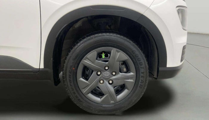 2023 Hyundai VENUE S 1.2, Petrol, Manual, 39,105 km, Right Front Wheel