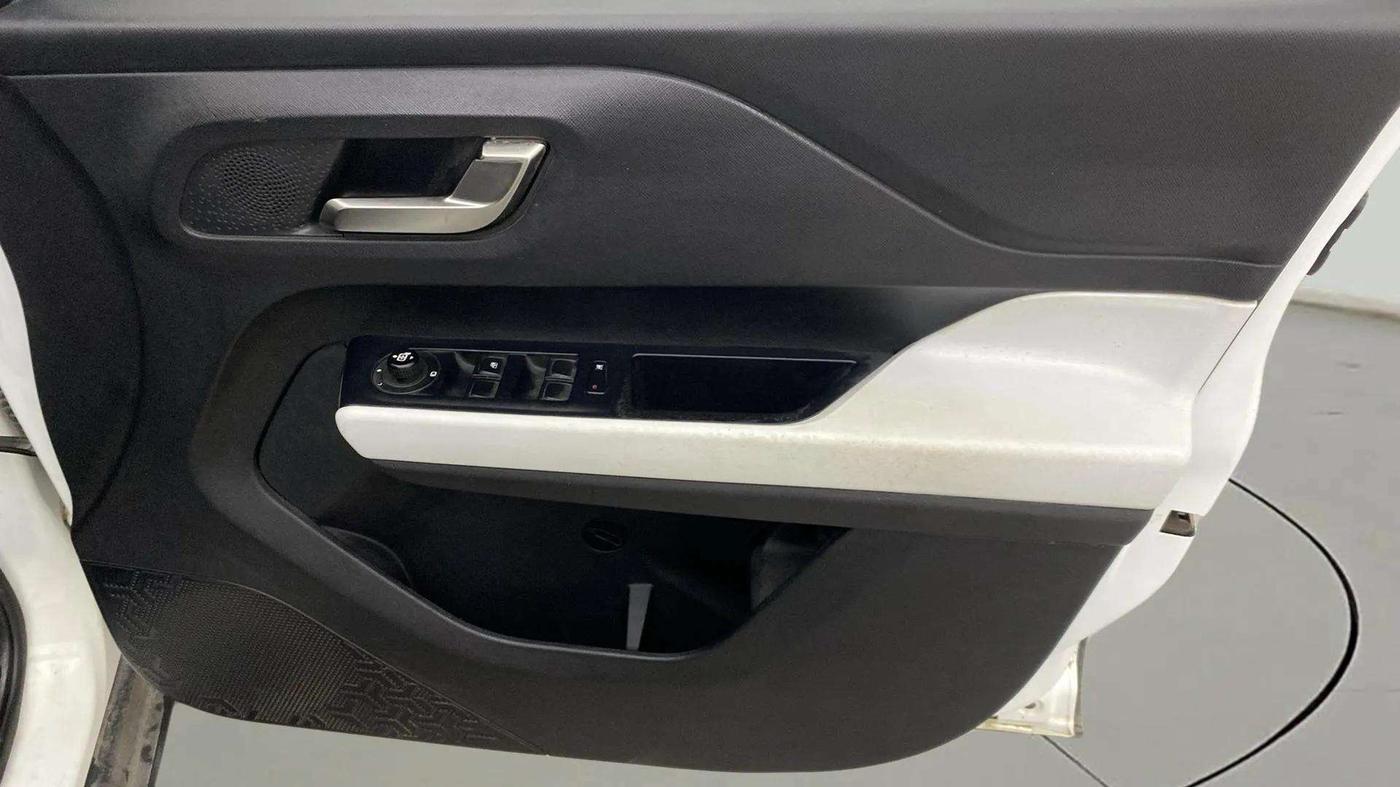 2021 Tata PUNCH CREATIVE  1.2 RTN DUAL TONE, Petrol, Manual, 25,228 km, Driver Side Door Panels Control