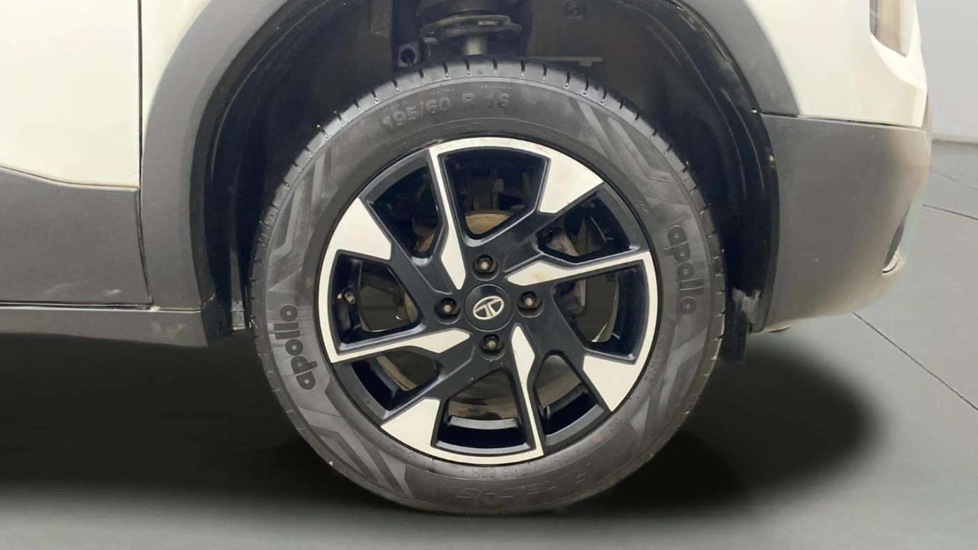 2021 Tata PUNCH CREATIVE  1.2 RTN DUAL TONE, Petrol, Manual, 25,228 km, Right Front Wheel