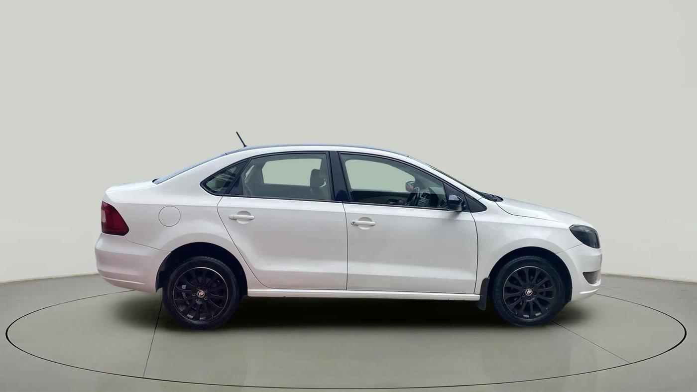2016 Skoda Rapid ELEGANCE 1.6 MPI MT, Petrol, Manual, 56,451 km, Right Side View