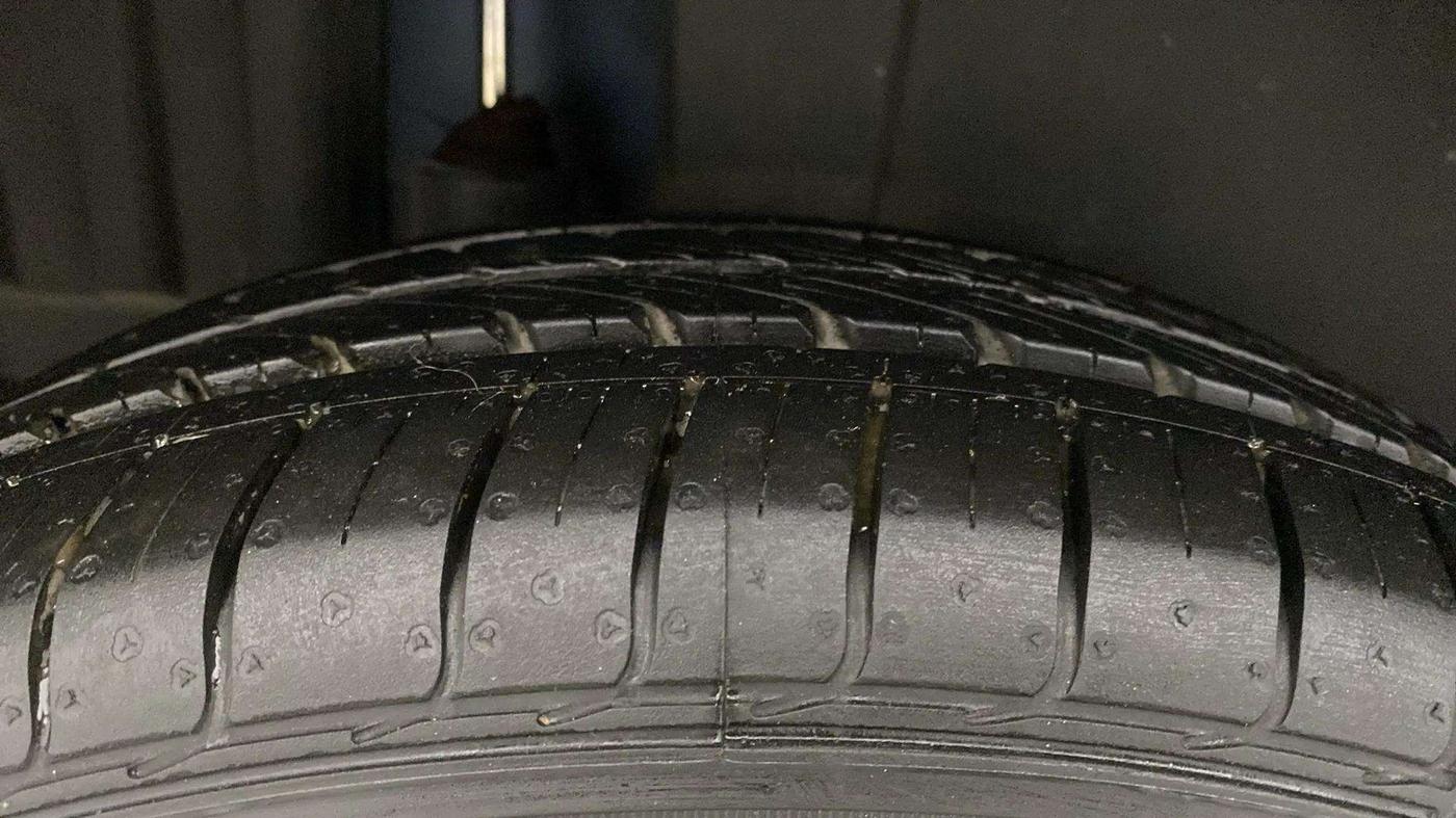 2014 Maruti Swift ZXI, Petrol, Manual, 40,337 km, Right Rear Tyre Tread