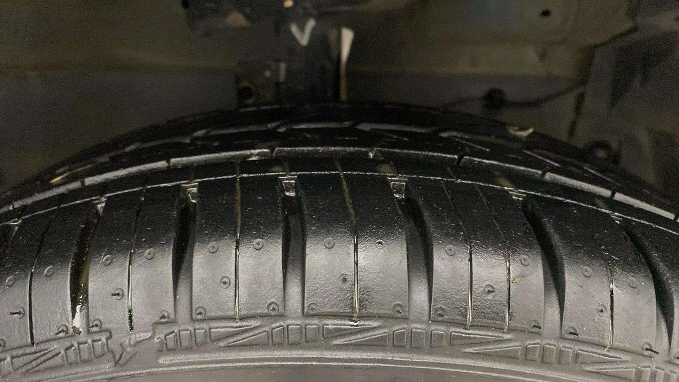 2014 Maruti Swift ZXI, Petrol, Manual, 40,337 km, Right Front Tyre Tread