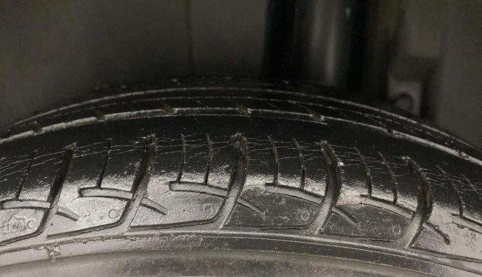 2014 Maruti Swift ZXI, Petrol, Manual, 40,337 km, Left Rear Tyre Tread