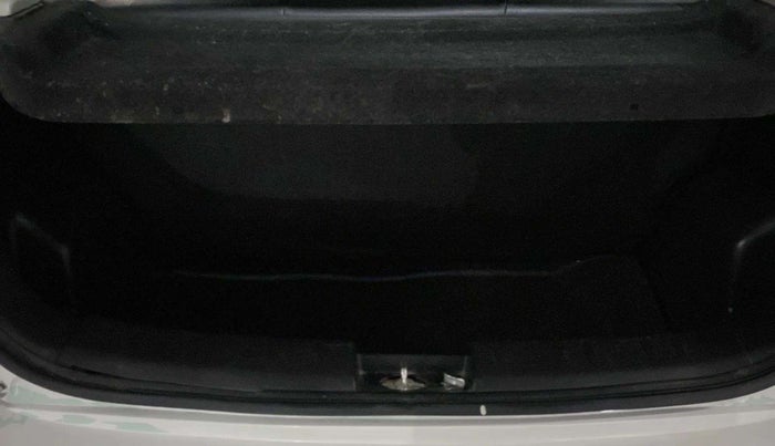 2013 Maruti Swift LDI, Diesel, Manual, 66,987 km, Dicky (Boot door) - Jack missing