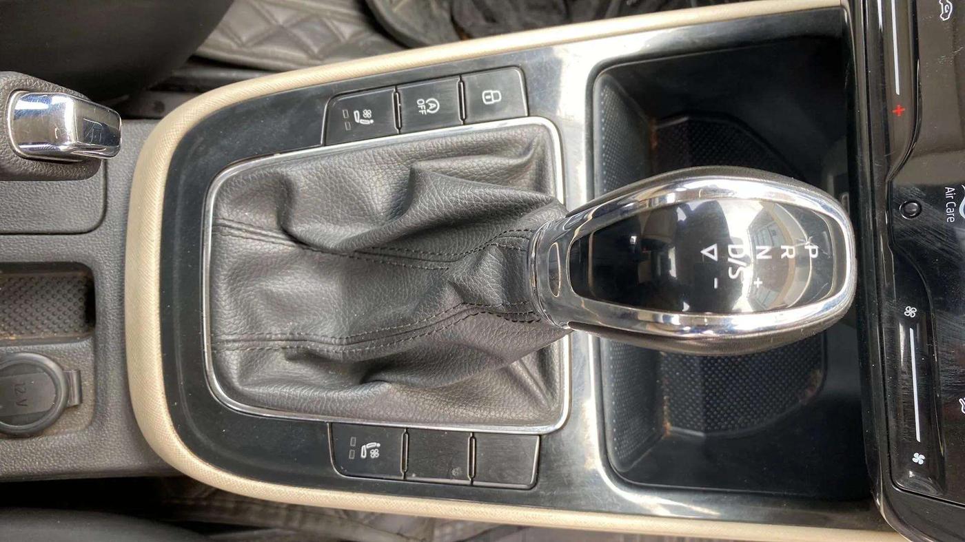 2022 Skoda SLAVIA STYLE 1.0L TSI AT, Petrol, Automatic, 40,293 km, Gear Lever