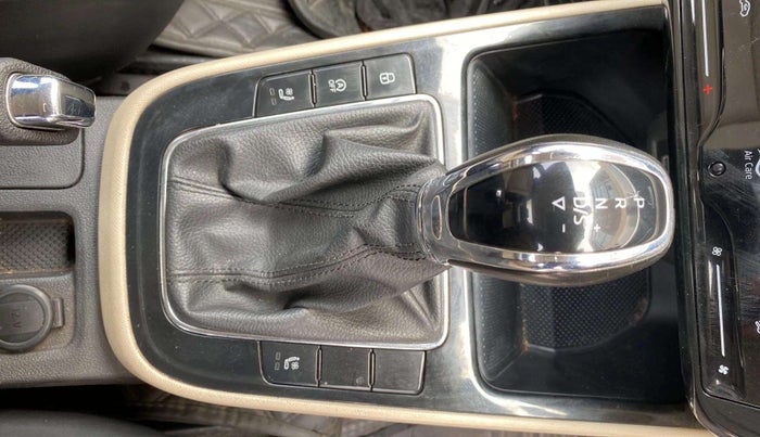 2022 Skoda SLAVIA STYLE 1.0L TSI AT, Petrol, Automatic, 40,039 km, Gear lever - Knob has minor damage