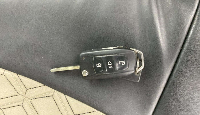 2022 Tata NEXON XM PLUS SUNROOF PETROL, Petrol, Manual, 29,739 km, Key Close Up