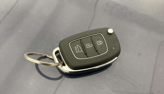 2022 Hyundai VENUE S+ 1.2, Petrol, Manual, 34,117 km, Key Close Up