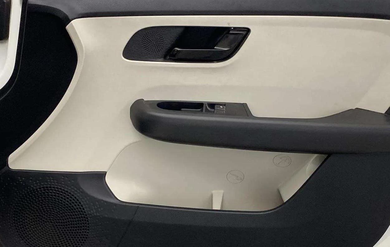 2022 Tata ALTROZ XE PLUS PETROL, Petrol, Manual, 36,599 km, Driver Side Door Panels Control