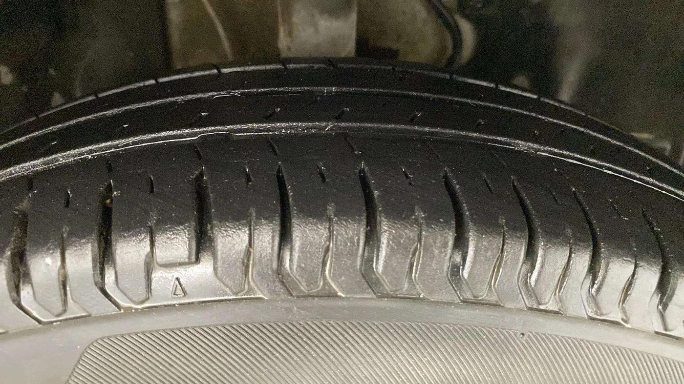 2022 Tata ALTROZ XE PLUS PETROL, Petrol, Manual, 36,599 km, Right Front Tyre Tread