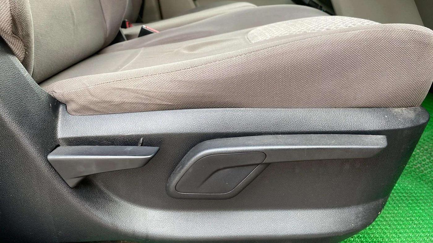 2016 Mahindra Kuv100 K8 6 STR, Petrol, Manual, 36,558 km, Driver Side Adjustment Panel