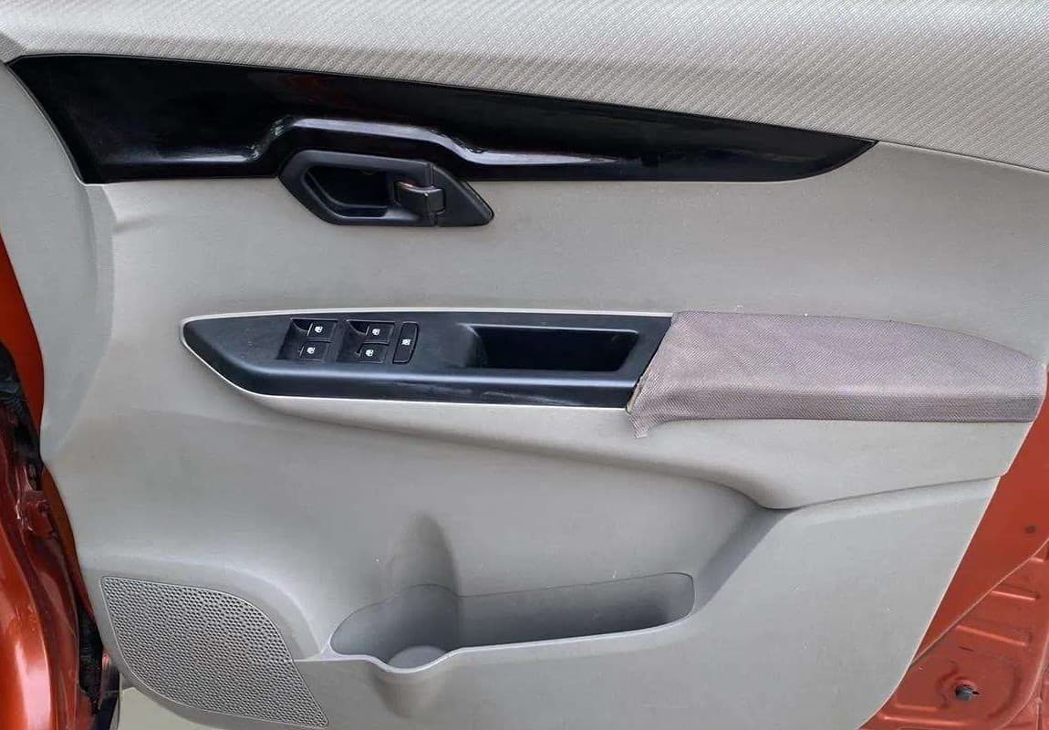 2016 Mahindra Kuv100 K8 6 STR, Petrol, Manual, 36,558 km, Driver Side Door Panels Control