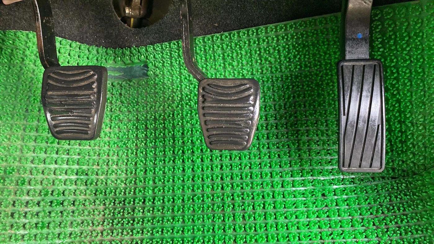 2016 Mahindra Kuv100 K8 6 STR, Petrol, Manual, 36,558 km, Pedals