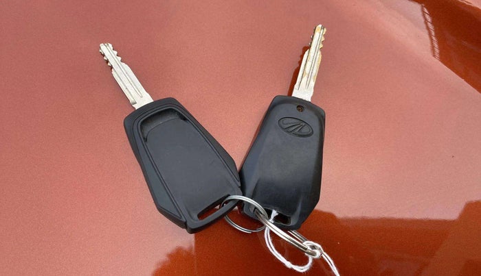 2016 Mahindra Kuv100 K8 6 STR, Petrol, Manual, 36,558 km, Key Close Up