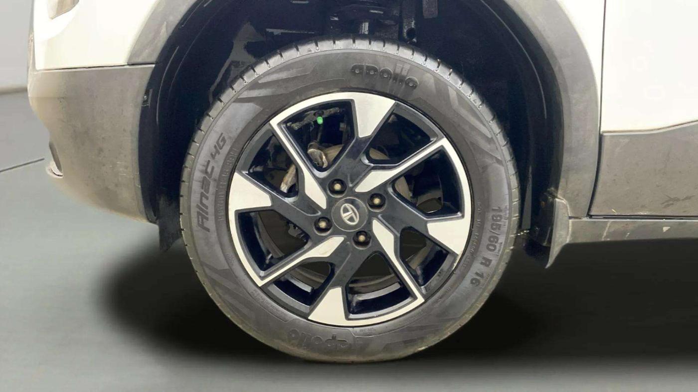 2021 Tata PUNCH ACCOMPLISHED AMT, Petrol, Automatic, 27,022 km, Left Front Wheel