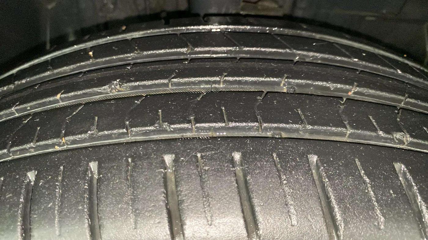 2021 Tata PUNCH ACCOMPLISHED AMT, Petrol, Automatic, 27,022 km, Right Front Tyre Tread