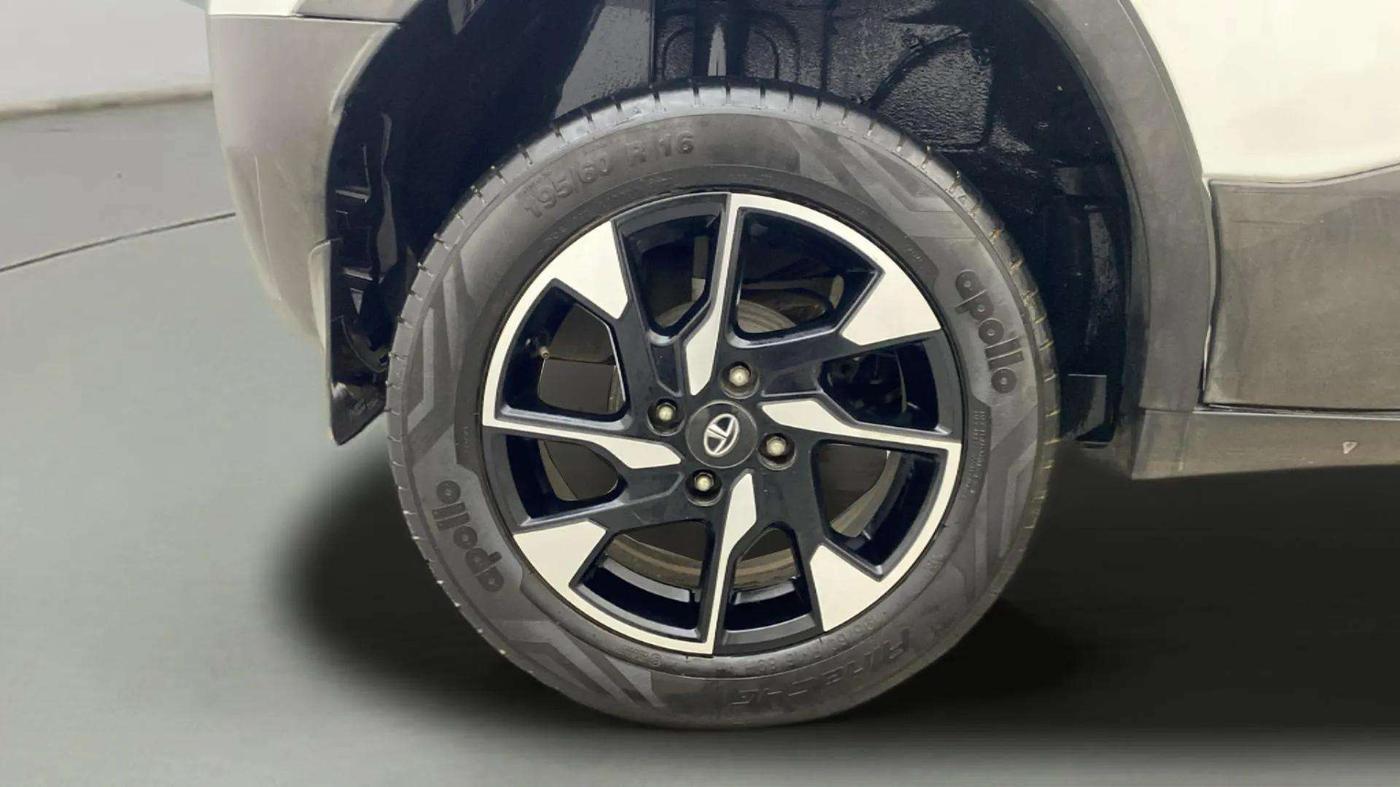 2021 Tata PUNCH ACCOMPLISHED AMT, Petrol, Automatic, 27,022 km, Right Rear Wheel