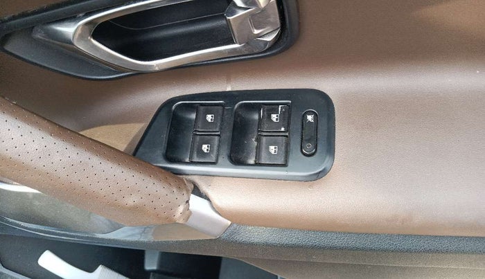 2019 Tata Harrier XZ 2.0L, Diesel, Manual, 1,08,414 km, Right front window switch / handle - Minor damage