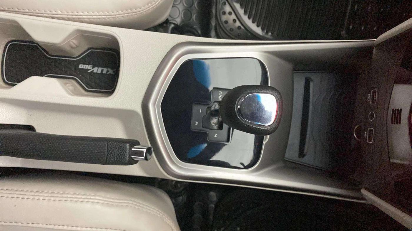 2022 Mahindra XUV300 W8 (O) 1.5 DIESEL AMT, Diesel, Automatic, 63,172 km, Gear Lever