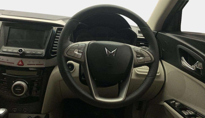 2022 Mahindra XUV300 W8 (O) 1.5 DIESEL AMT, Diesel, Automatic, 62,932 km, Steering Wheel Close Up