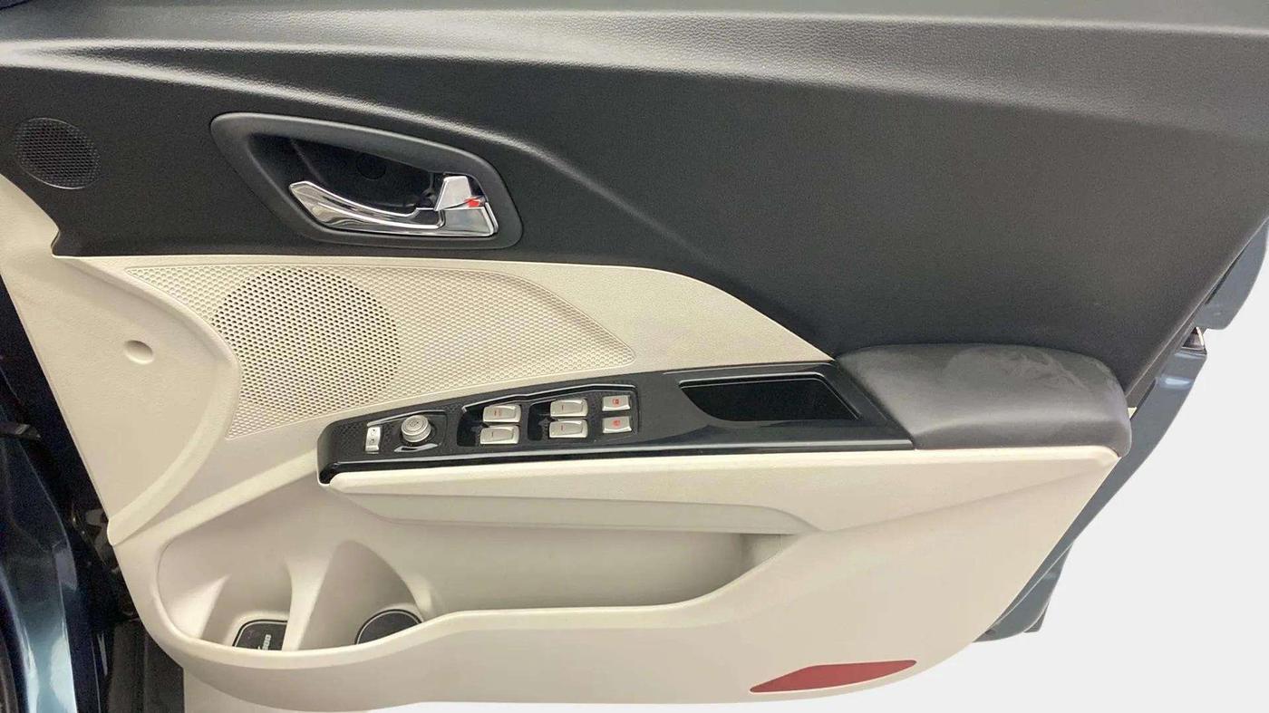 2022 Mahindra XUV300 W8 (O) 1.5 DIESEL AMT, Diesel, Automatic, 63,172 km, Driver Side Door Panels Control