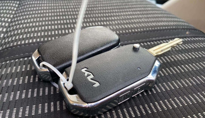 2024 KIA CARENS PRESTIGE 1.5 PETROL 7 STR, Petrol, Manual, 12,131 km, Key Close Up
