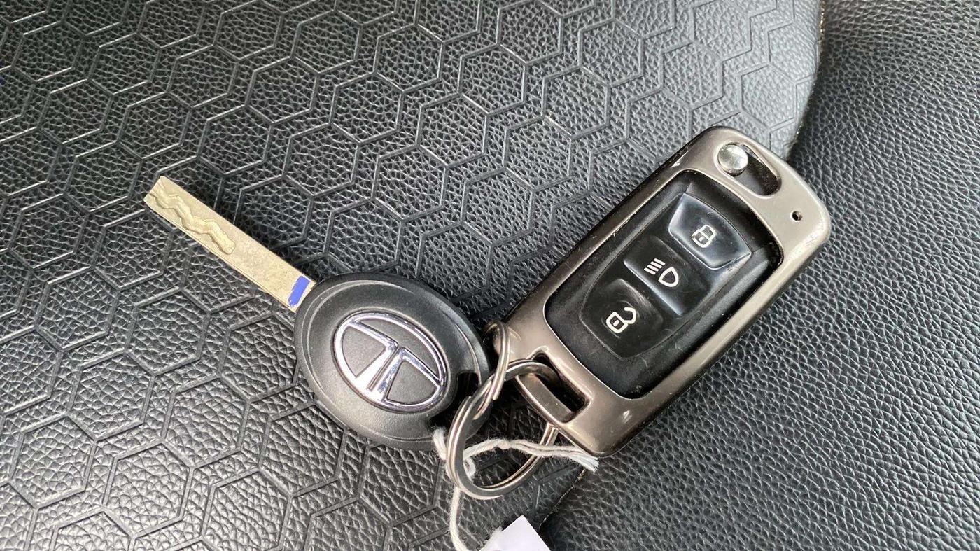 2021 Tata NEXON XM SUNROOF PETROL, Petrol, Manual, 72,234 km, Key Close Up