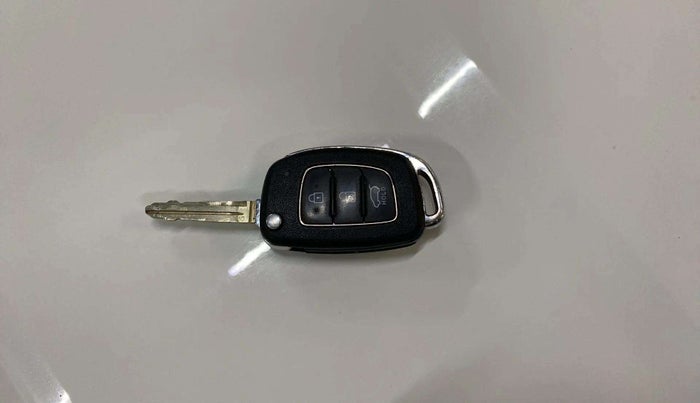 2022 Hyundai VENUE S 1.2, Petrol, Manual, 40,743 km, Key Close Up