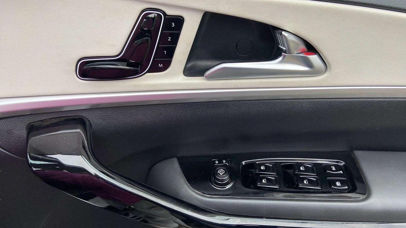2023 Mahindra XUV700 AX 7 LUXURY P AT 7 STR, Petrol, Automatic, 3,522 km, Driver Side Door Panels Control