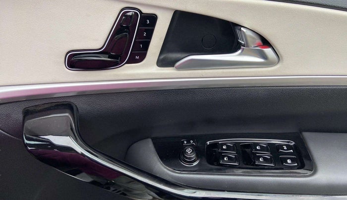 2023 Mahindra XUV700 AX 7 LUXURY P AT 7 STR, Petrol, Automatic, 3,522 km, Driver Side Door Panels Control