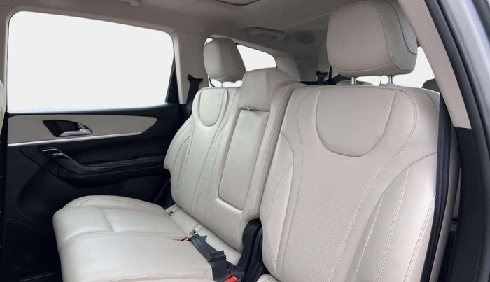 2023 Mahindra XUV700 AX 7 LUXURY P AT 7 STR, Petrol, Automatic, 3,522 km, Right Side Rear Door Cabin