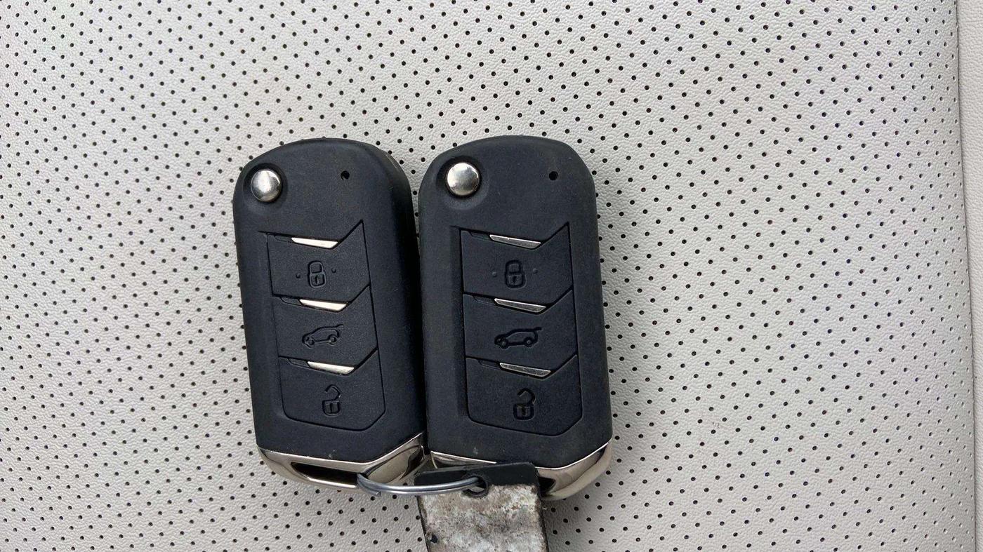 2023 Mahindra XUV700 AX 7 LUXURY P AT 7 STR, Petrol, Automatic, 3,522 km, Key Close Up