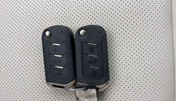2023 Mahindra XUV700 AX 7 LUXURY P AT 7 STR, Petrol, Automatic, 3,522 km, Key Close Up