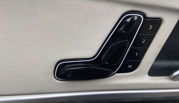 2023 Mahindra XUV700 AX 7 LUXURY P AT 7 STR, Petrol, Automatic, 3,522 km, Driver Side Adjustment Panel