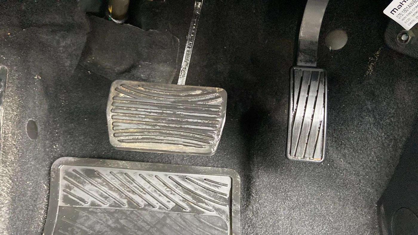 2023 Mahindra XUV700 AX 7 LUXURY P AT 7 STR, Petrol, Automatic, 3,522 km, Pedals