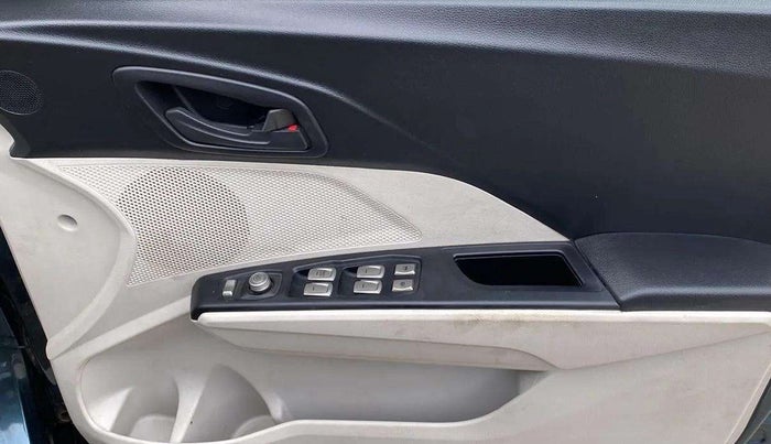 2022 Mahindra XUV300 W4 1.2 PETROL, Petrol, Manual, 10,926 km, Driver Side Door Panels Control