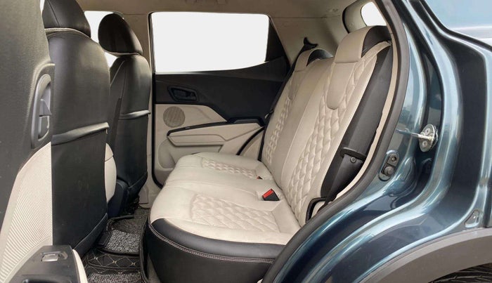 2022 Mahindra XUV300 W4 1.2 PETROL, Petrol, Manual, 10,926 km, Right Side Rear Door Cabin