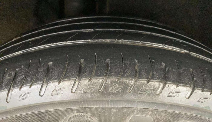 2022 Mahindra XUV700 AX 7 LUXURY P AT 7 STR, Petrol, Automatic, 38,364 km, Right Rear Tyre Tread
