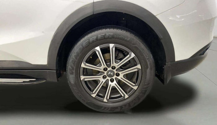 2022 Mahindra XUV700 AX 7 LUXURY P AT 7 STR, Petrol, Automatic, 38,364 km, Left Rear Wheel