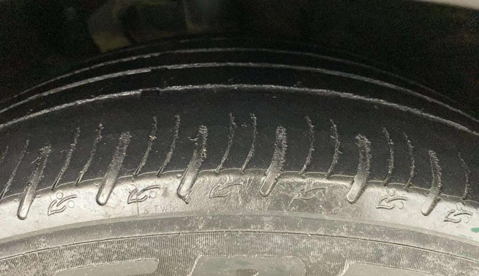 2022 Mahindra XUV700 AX 7 LUXURY P AT 7 STR, Petrol, Automatic, 38,364 km, Right Front Tyre Tread