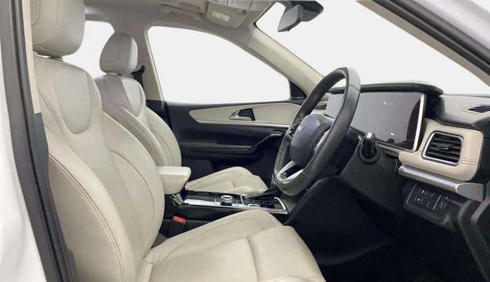 2022 Mahindra XUV700 AX 7 LUXURY P AT 7 STR, Petrol, Automatic, 38,364 km, Right Side Front Door Cabin