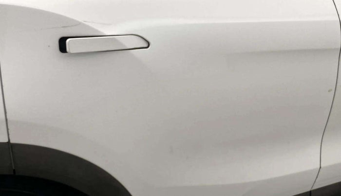 2022 Mahindra XUV700 AX 7 LUXURY P AT 7 STR, Petrol, Automatic, 38,364 km, Right rear door - Minor scratches