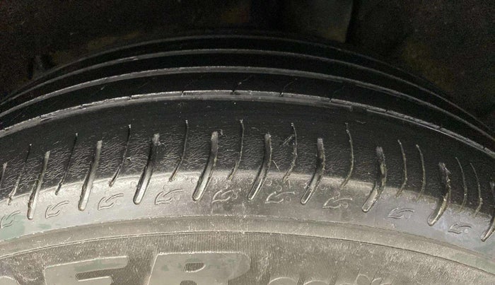 2022 Mahindra XUV700 AX 7 LUXURY P AT 7 STR, Petrol, Automatic, 38,364 km, Left Rear Tyre Tread