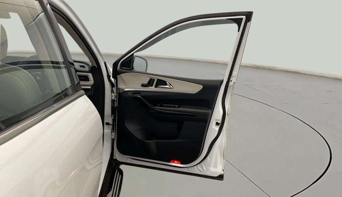 2022 Mahindra XUV700 AX 7 LUXURY P AT 7 STR, Petrol, Automatic, 38,364 km, RHS Front Door